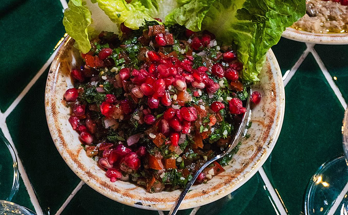 Hummus, vin og magedans