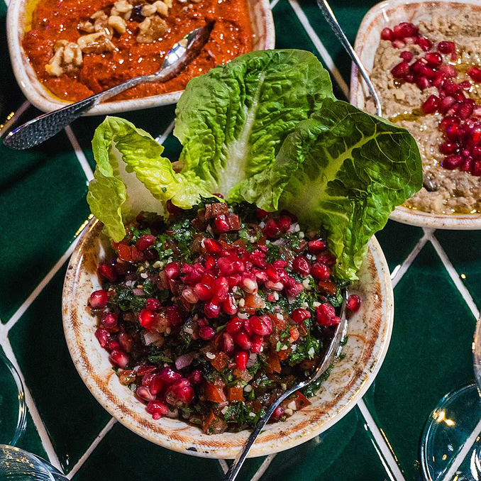 Hummus, vin og magedans