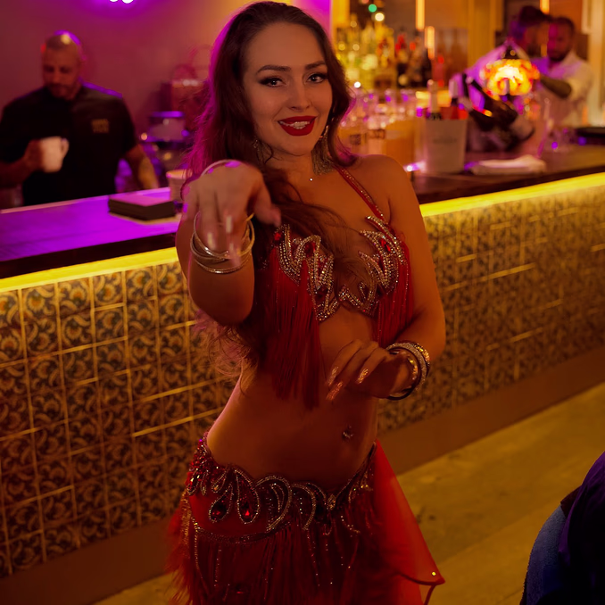 Hummus, vin og magedans