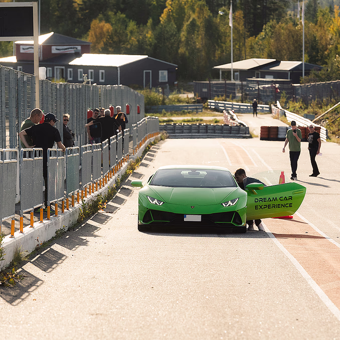 Kjør Lamborghini på racerbane