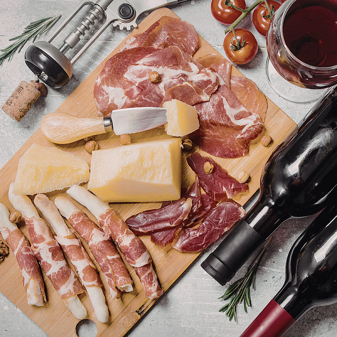 Vin, spekemat og ostekveld for to