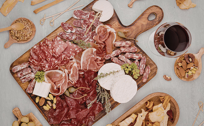 Vin, spekemat og ostekveld for to