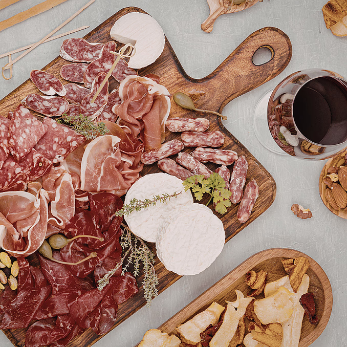 Vin, spekemat og ostekveld for to