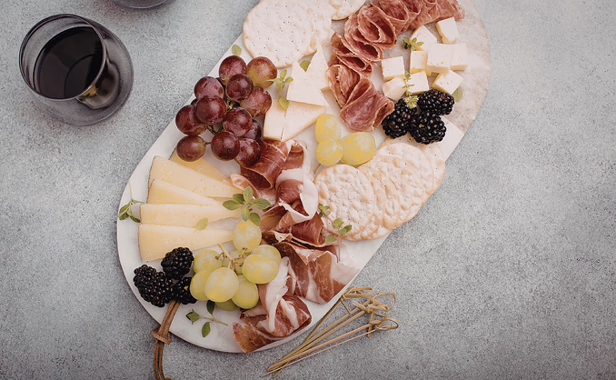 Vin, spekemat og ostekveld for to