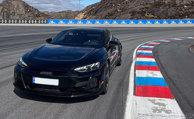 Kjør egen bil på bane