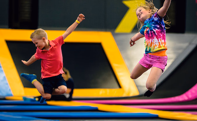 Gøy i trampolinepark