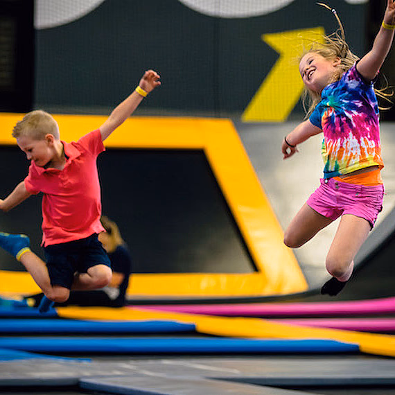 Gøy i trampolinepark