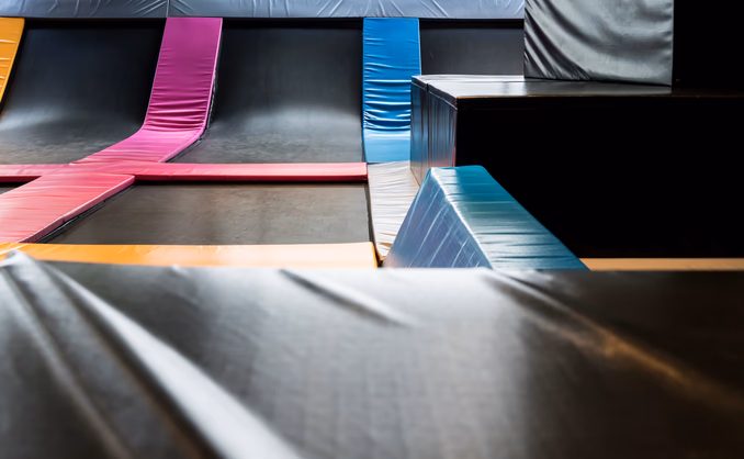 Gøy i trampolinepark