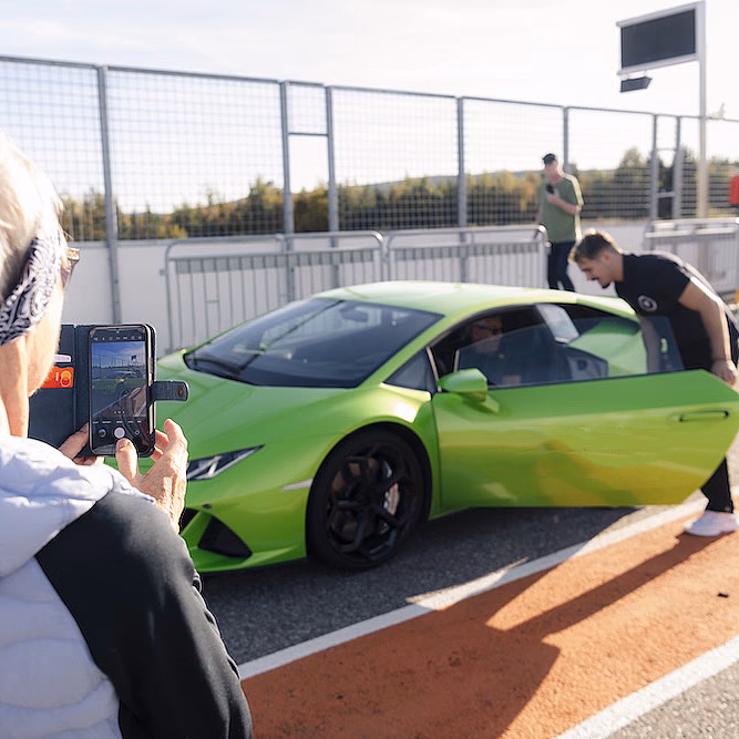 Kjør Lamborghini på racerbane