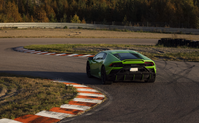 Kjør Lamborghini på racerbane