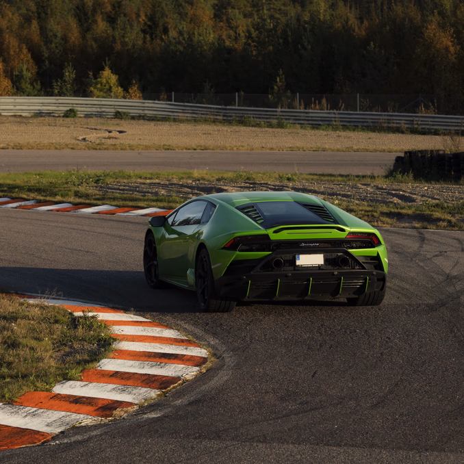 Kjør Lamborghini på racerbane