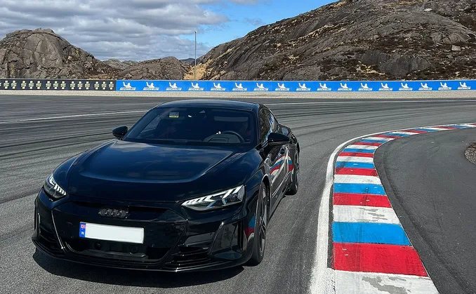 Kjør egen bil på bane