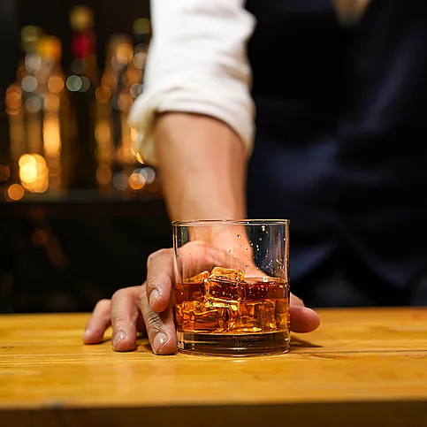 En kveld på whiskybar for to