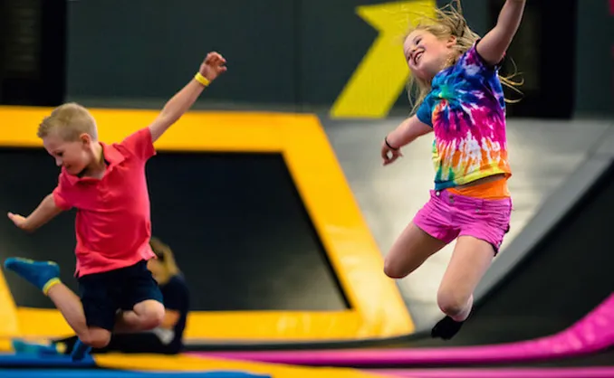 Gøy i trampolinepark