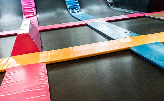 Gøy i trampolinepark