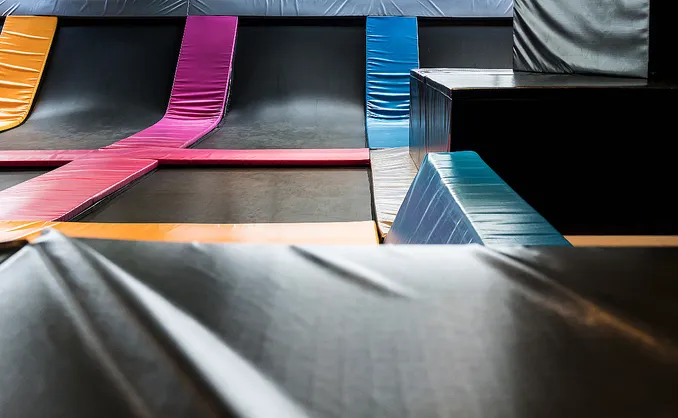 Gøy i trampolinepark