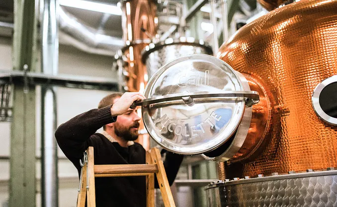 Destilleribesøk med brennevinsmaking