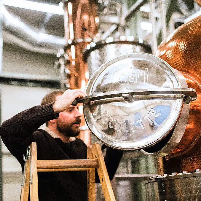 Destilleribesøk med brennevinsmaking