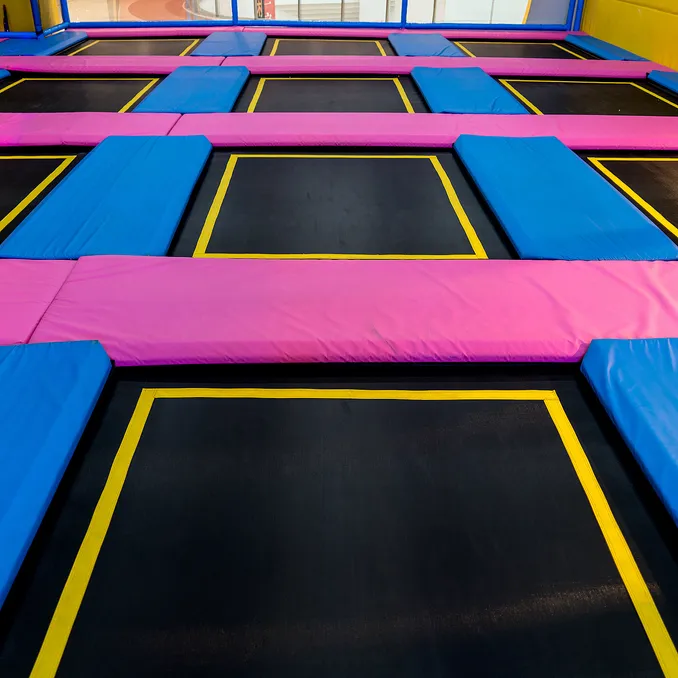 Gøy i trampolinepark