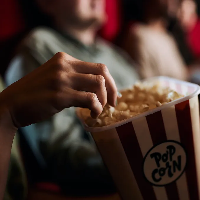 Kinodate med popcorn og brus