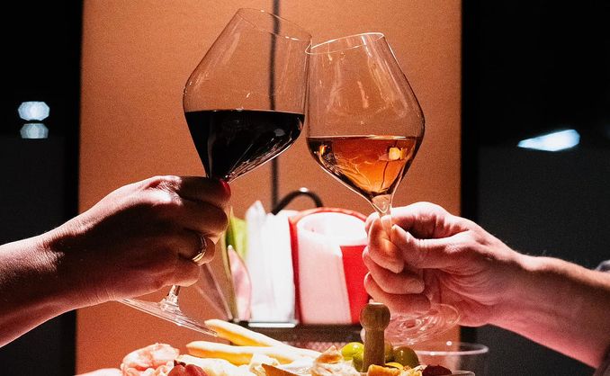 Vin, spekemat og ostekveld for to