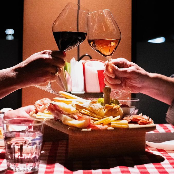 Vin, spekemat og ostekveld for to