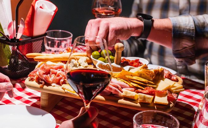 Vinsmaking med ost og spekemat