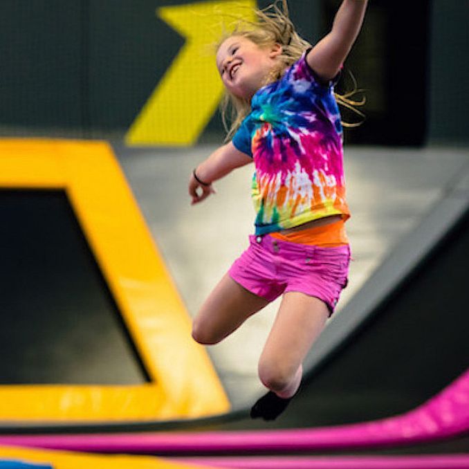 Gøy i trampolinepark