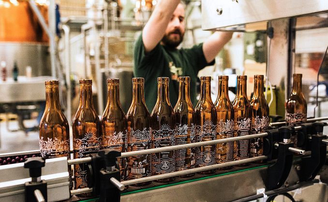 Destilleribesøk med brennevinsmaking