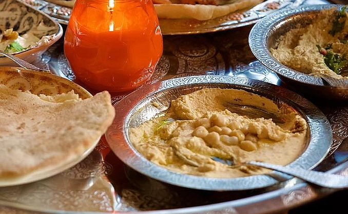 Hummus, vin og magedans