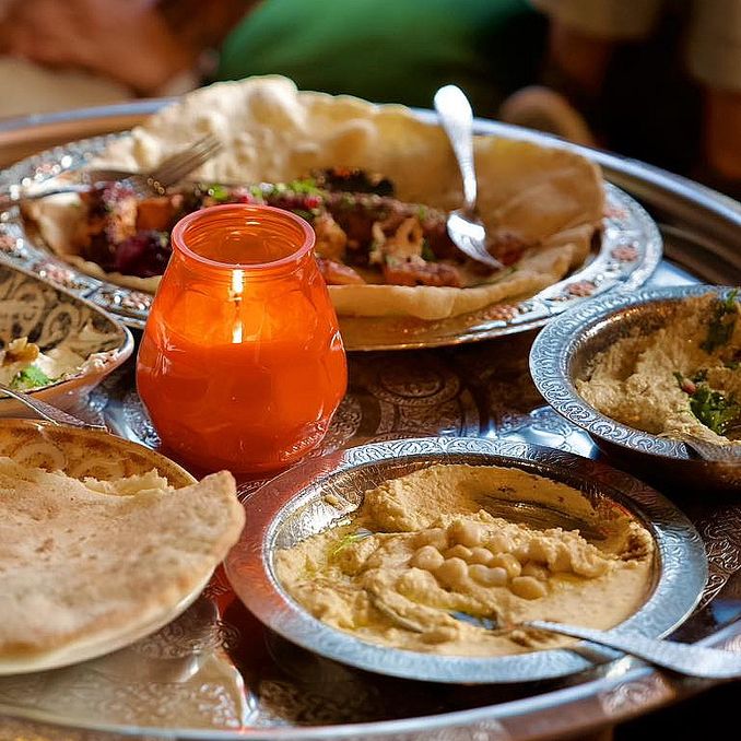 Hummus, vin og magedans